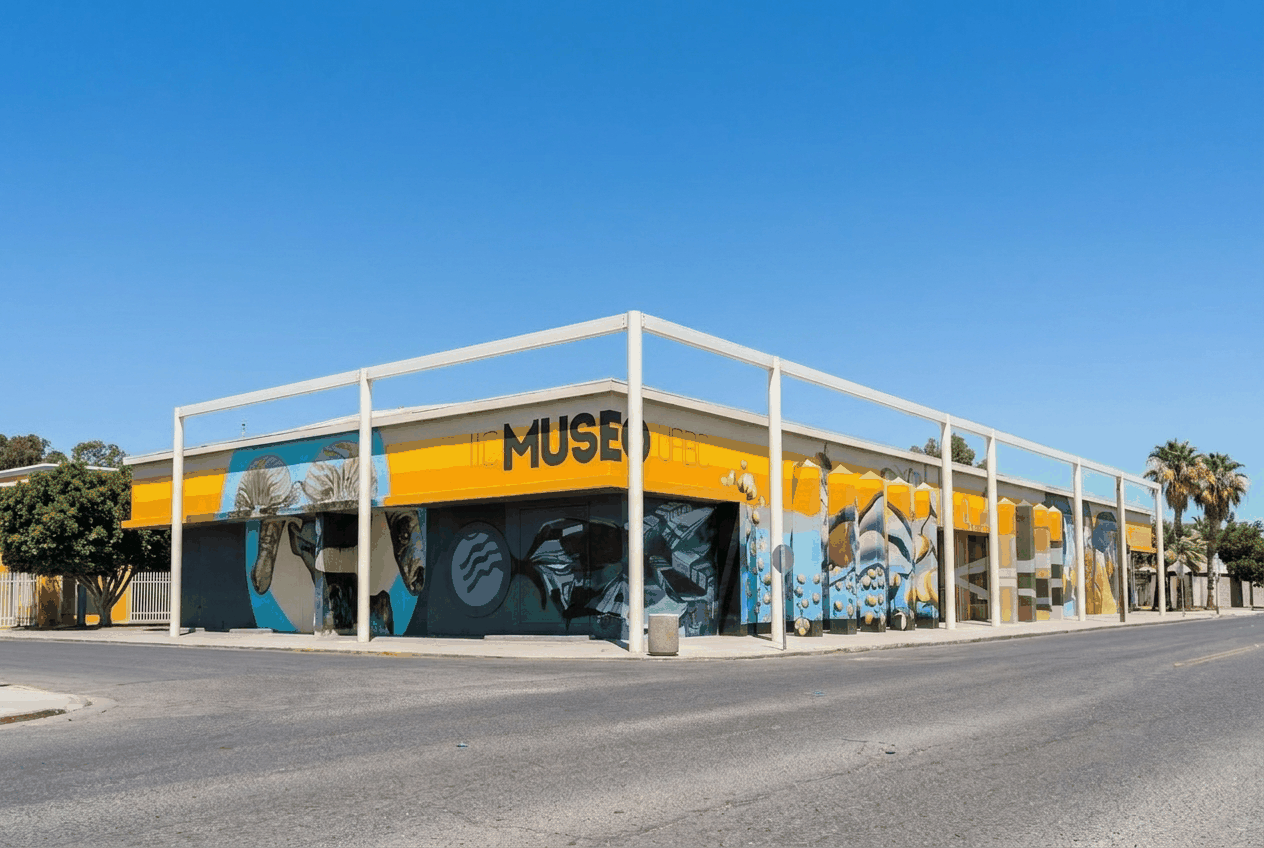 Fachada del Museo UABC con el mural «MUSEO», Avenida Reforma, Mexicali