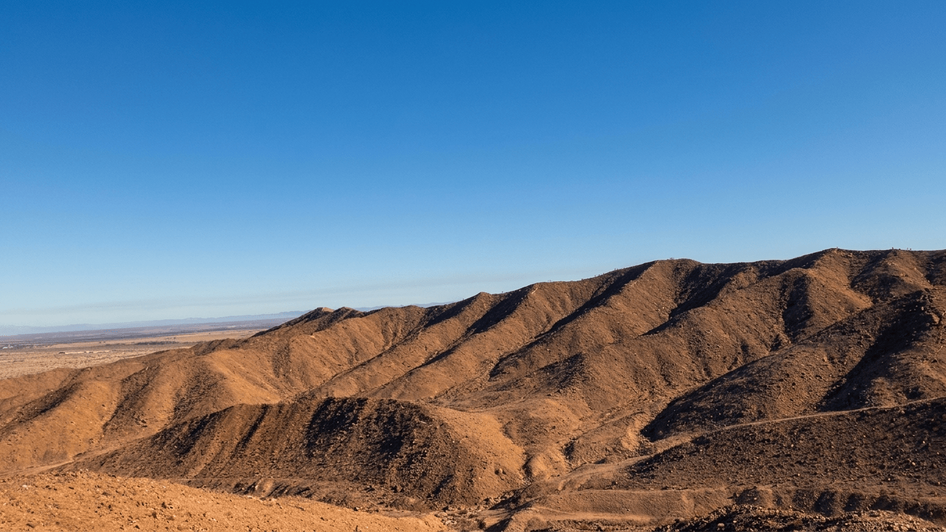 Vista panorámica del Cerro El Ciempiés mostrando el sendero serpenteante a través del terreno desértico rocoso con cielo azul despejado