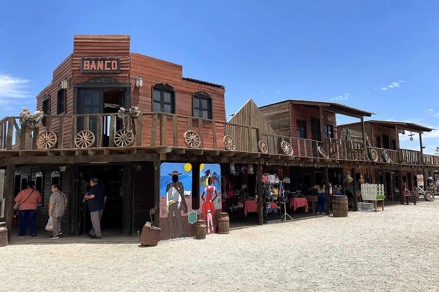 Restaurante Museo Valle de Mexicali - Fachada del pueblo del Oeste con el edificio del Banco y su balcón de madera