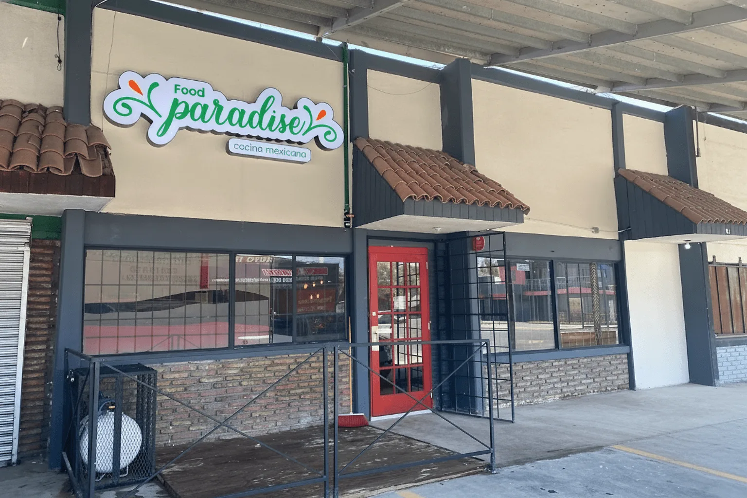 Fachada de Paradise Cocina Mexicana (Food Paradise) en la Calle Bogotá, colonia Cuauhtémoc Norte, Mexicali
